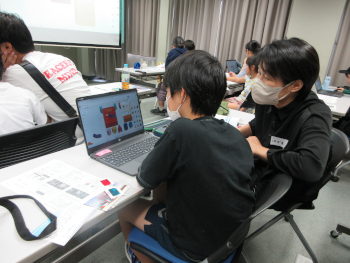 「Tinkercad」を使ってのっティを作ろう！：<br>のっティ制作に臨む親子の様子