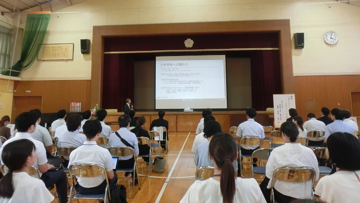 3年生、5年生のデジタル科授業を見学後、所感を述べる河並教授（扇台小学校）