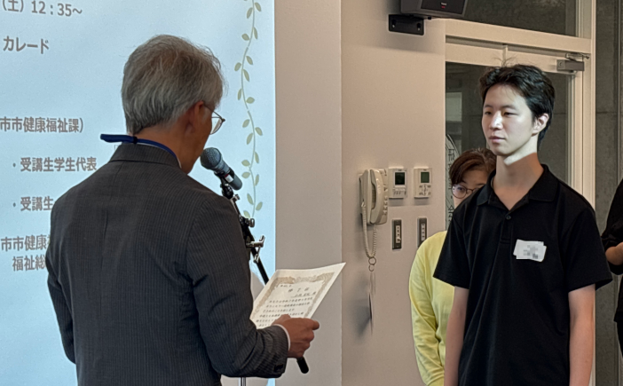  健康福祉部次長より修了証を授与