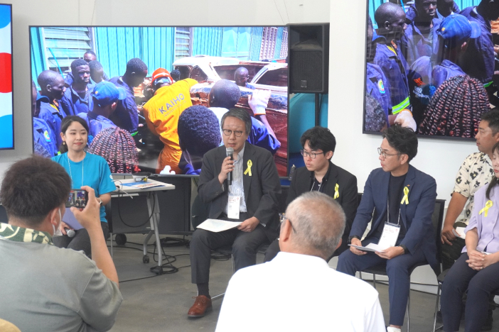 UNIDO東京事務所ステージイベントに登壇する平本教授(写真左から2人目) と保科さん(写真右から2人目) UNIDO東京事務所ステージイベントに登壇する平本教授(写真左から2人目) と保科さん(写真右から2人目)
