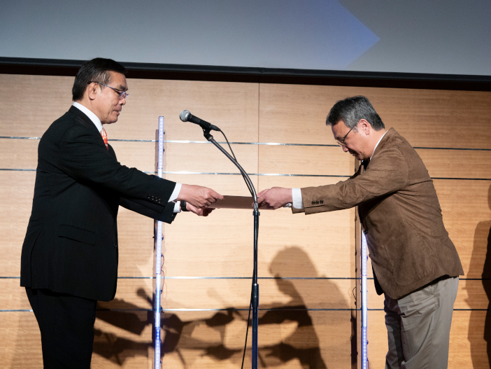 馳浩石川県知事(写真左)から優秀起業賞を授与された金道教授 馳浩石川県知事(写真左)から優秀起業賞を授与された金道教授