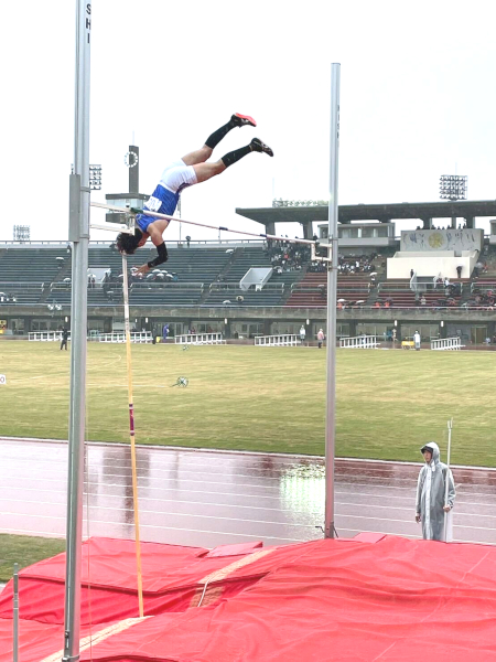 競技中は雨が降り続き、かなり難しいコンディションだったが、山本さんは4m40を記録