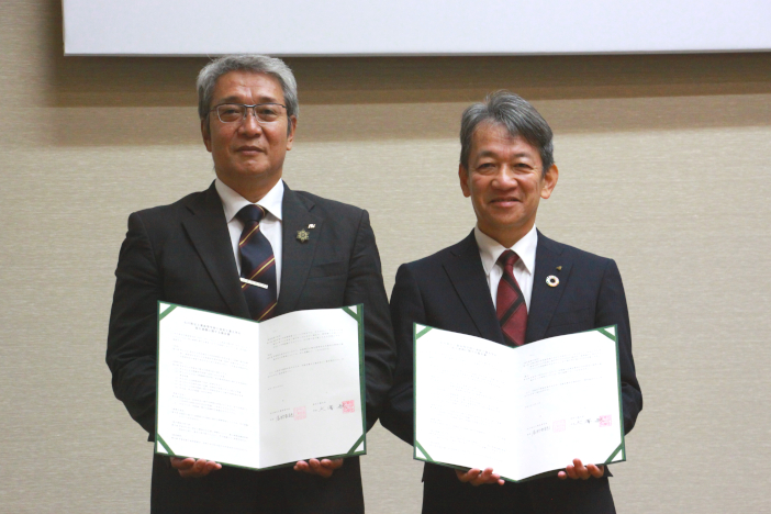 居村校長(左)と大澤学長(右) 居村校長(左)と大澤学長(右)