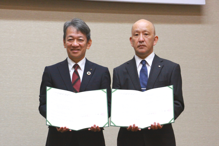 大澤学長(左)と𠮷本校長(右) 大澤学長(左)と𠮷本校長(右)