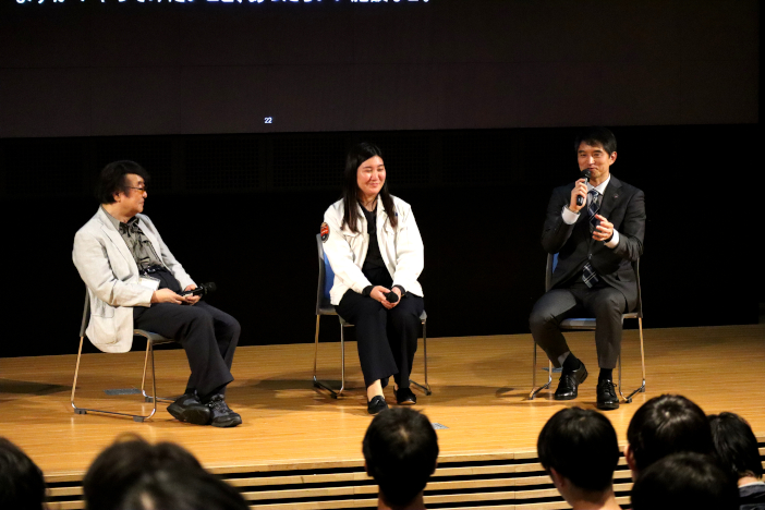 壇上の大西卓哉宇宙飛行士(右)石毛智子氏(中央)曽我部正博教授(左) 壇上の大西卓哉宇宙飛行士(右)石毛智子氏(中央)曽我部正博教授(左)