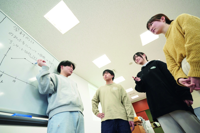 「プロジェクトデザイン」は実社会の問題発見・解決と同様のプロセスで進められ、学生は「問題の発見」から「解決策の検証」の過程を実際に体験していく