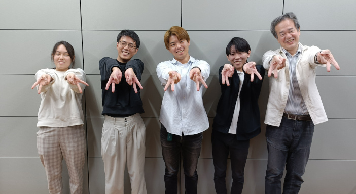 写真左から、坂下 水彩さん(大学院情報工学専攻 博士前期課程1年)、田和 広大さん(大学院情報工学専攻 博士前期課程1年)、松村 拓洋さん(情報工学科4年)、山本 航輝さん(情報工学科4年)、中沢 実教授 写真左から、坂下 水彩さん(大学院情報工学専攻 博士前期課程1年)、田和 広大さん(大学院情報工学専攻 博士前期課程1年)、松村 拓洋さん(情報工学科4年)、山本 航輝さん(情報工学科4年)、中沢 実教授