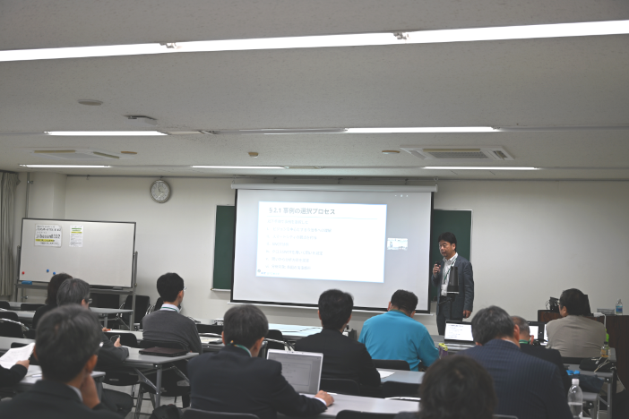 講義を行う藤本教授