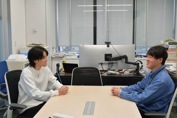 「1日8、9時間勉強しました」と談笑する宮下さん(写真左)と北川准教授(写真右) 「1日8、9時間勉強しました」と談笑する宮下さん(写真左)と北川准教授(写真右)