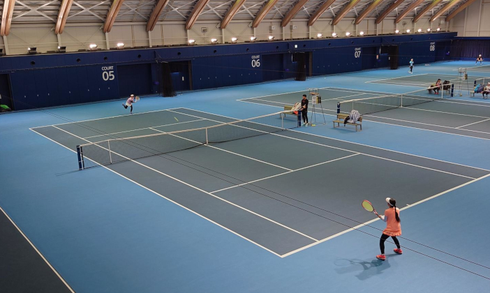 「2025年全日本大学対抗テニス王座決定試合」優勝メンバーである 早稲田大学の網田永遠希さんと対戦した稲葉陽菜さん(写真手前) 「2025年全日本大学対抗テニス王座決定試合」優勝メンバーである<br class="hidden-sp">早稲田大学の網田永遠希さんと対戦した稲葉陽菜さん(写真手前)