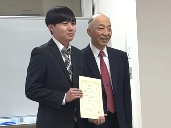 (写真左)努力賞を受賞した藤本そらさん<br>(写真右)日本生体医工学会北陸支部長 中島一樹 富山大学教授 (写真左)努力賞を受賞した藤本そらさん<br>(写真右)日本生体医工学会北陸支部長 中島一樹 富山大学教授