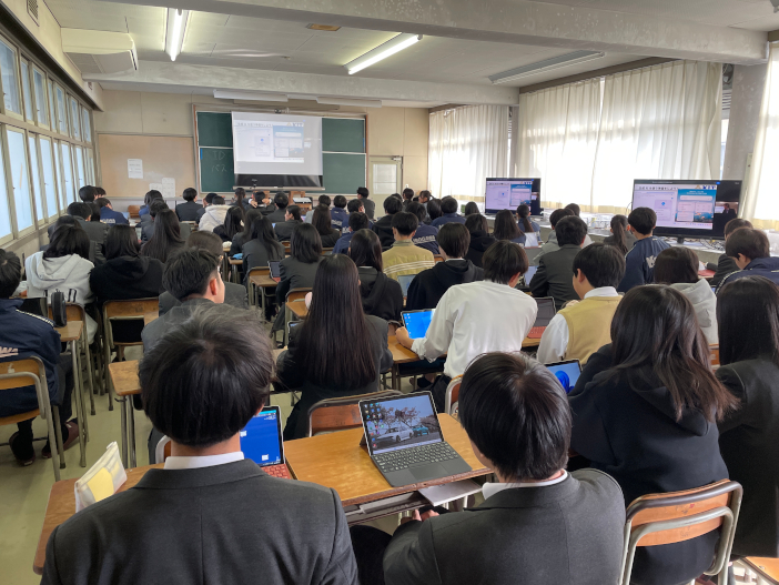 オンラインで視聴する木曽川高校の生徒 オンラインで視聴する木曽川高校の生徒