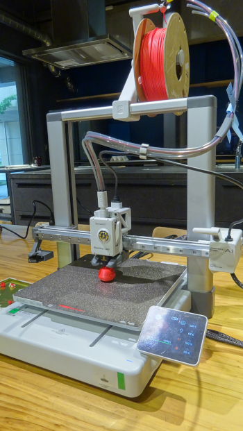 「Blender」で制作したリンゴのデータを3Dプリンタに転送。 リンゴを立体的に造形していく