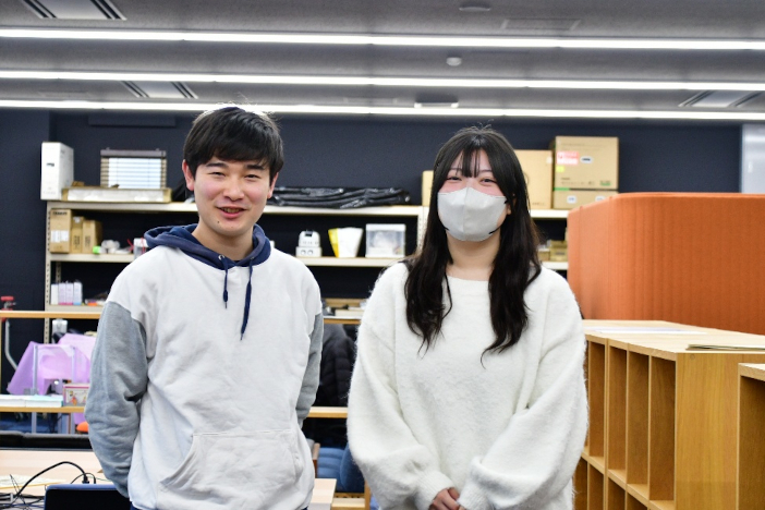 写真右が藤村つぐみさん（ロボティクス学科2年）。<br class="hidden-sp">左は研究室体験プログラムのメンターで大学院生の伊丹祐道さん（大学院機械工学専攻博士前期課程1年）