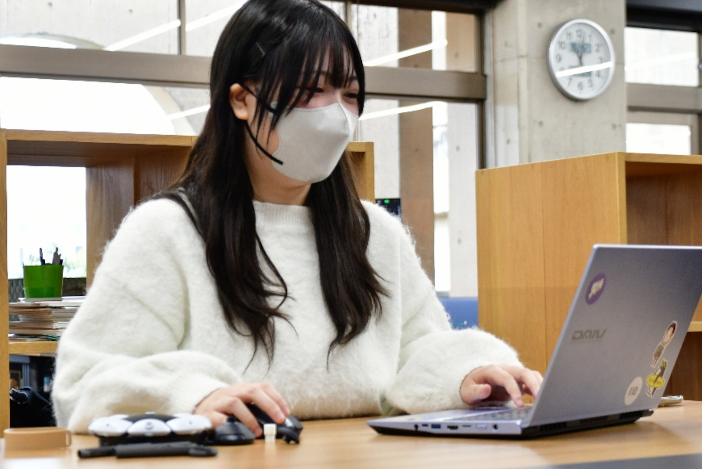 鈴木研究室で週１、2回、研究に取り組む藤村さん。<br class="hidden-sp">研究室体験プログラムは１、2年次という早い段階から自分のテーマで研究に取り組める