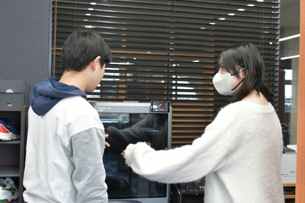 メンターの伊丹さんからアドバイスをもらいながら、より使いやすい形状を考え、研究室内の３Dプリンタで試作していく