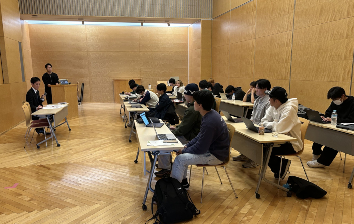 学生たちは野々市市職員にヒアリングを行い、課題を明確にした<br> （野々市市役所　2025年11月4日）