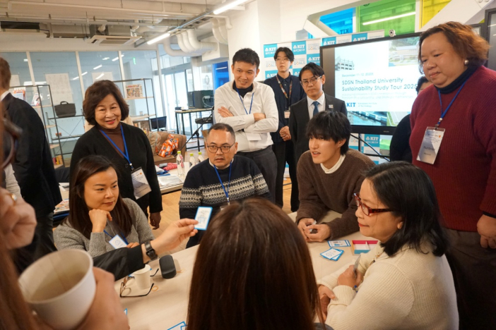 「THE SDGsアクションカードゲームX（クロス）」体験セッションでは学生がファシリテーターを務め、参加者同士が活発に意見を共有し合う、非常に盛り上がるセッションとなった