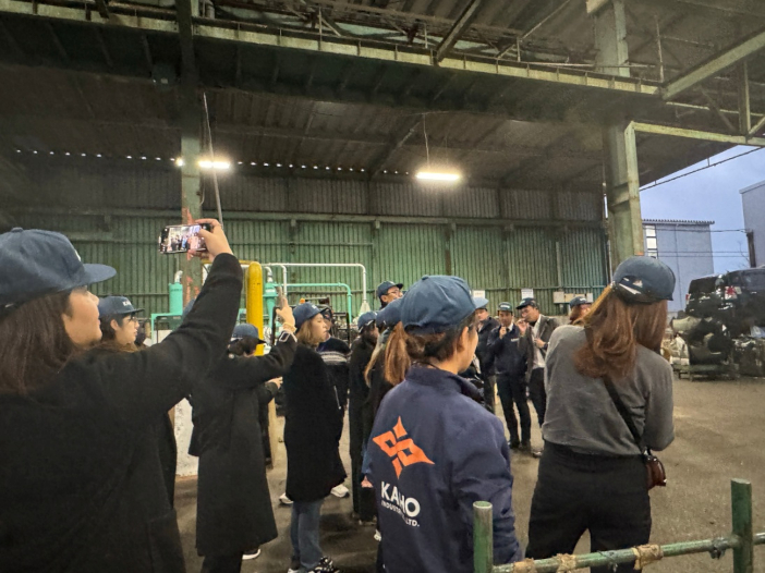 自動車リサイクル事業に取り組む 会宝産業株式会社では、「持続可能な社会に向けた産学連携における大学が果たすべき役割」について活発な意見交換が行われた