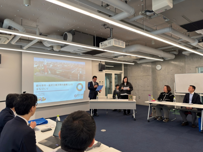 あいさつを行う野々市市の粟貴章市長（学びの杜ののいち カレード）