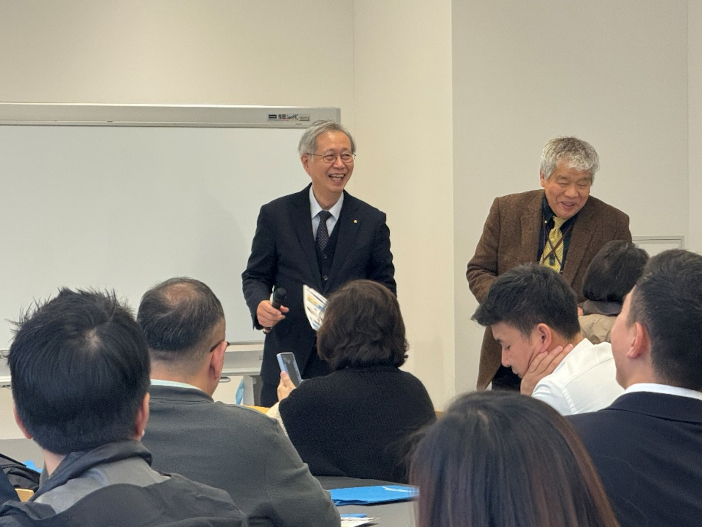 国際高専の取り組みについて説明する鹿田正昭校長。グローバルイノベーター育成に向けて英語でSTEAM教育を行っていることや、白山麓の地域課題の解決に学生たちが生き生きと取り組んでいることを紹介した