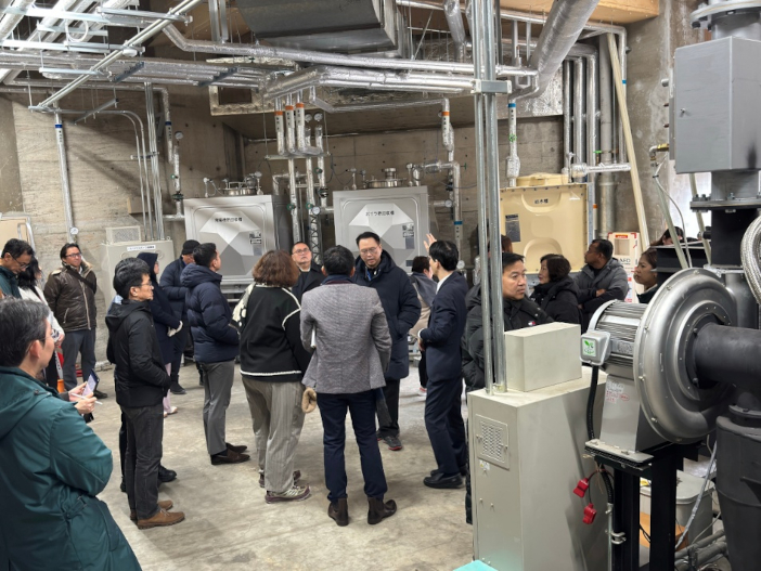 白山麓キャンパスにある金沢工業大学「KITイノベーションハブ」では地元産の木材チップを使用したバイオマス発電を行い、再生可能エネルギーの地産地消に取り組んでいる