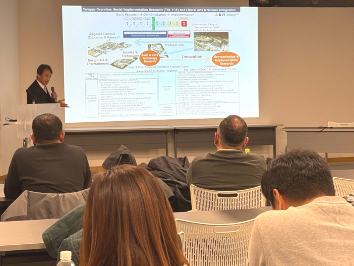 金沢工業大学における社会実装型教育研究について英語で説明する大澤敏学長