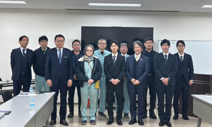 成果発表会終了後に。 写真手前中央が安間さん