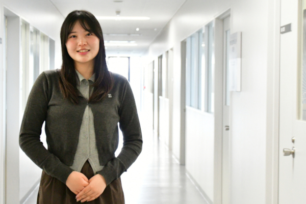 メディア情報学科4年の徳山美結さん<br>（金沢工業大学感動デザイン工学研究所で）