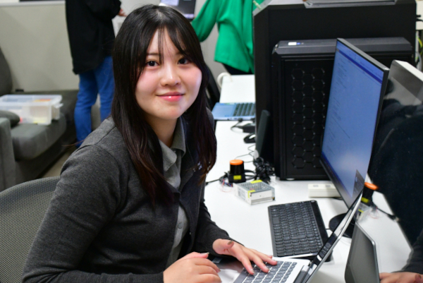 Unityを使い、C#でプログララムを記述。センサを使ったリアルタイム制御を行った