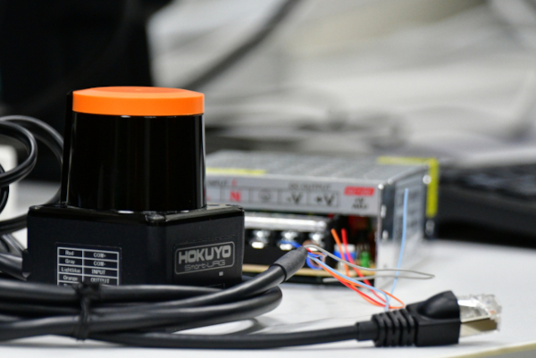 展示台の下には270度検知できるセンサを設置。人の動きでプロジェクションマッピングの映像が変化するインタラクティブな作品を目指した