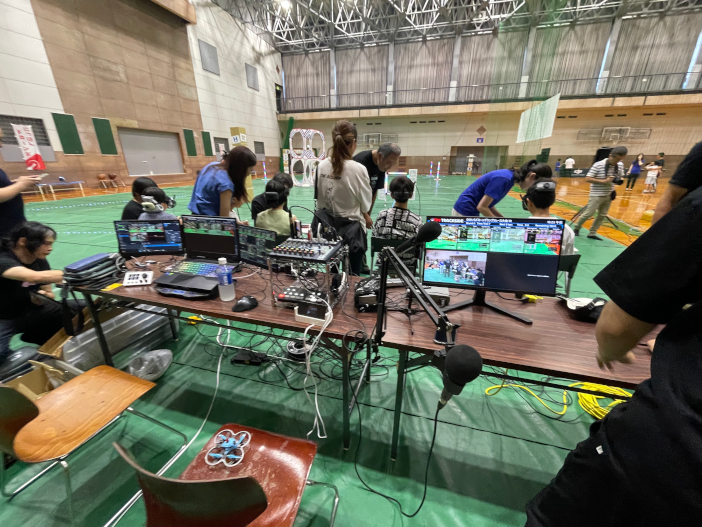 ドローンコントロールセンターと実況中継ブース風景