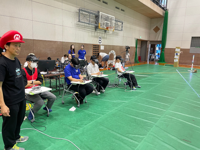 FPVゴーグルを装着したドローンレーサーの皆さん