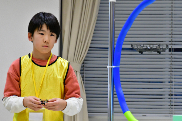 自身で設計しプログラミングしたコントローラでドローンを操縦する選手