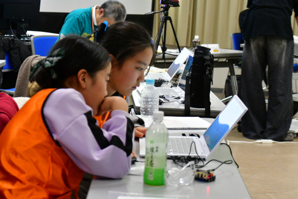 ラウンド間のプログラミングタイムで修正に挑む選手達