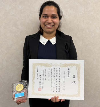 最優秀賞を受賞したアッタナヤカゲ・デウミ・カビニャさん