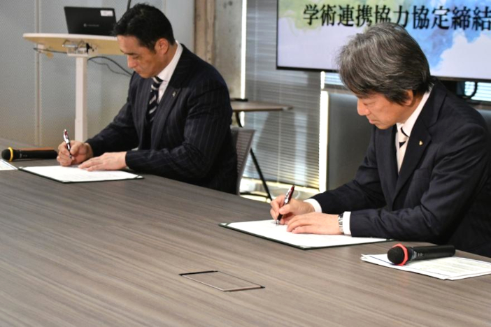 協定書に署名するNVIDIA 井﨑事業本部長と金沢工業大学 大澤学長