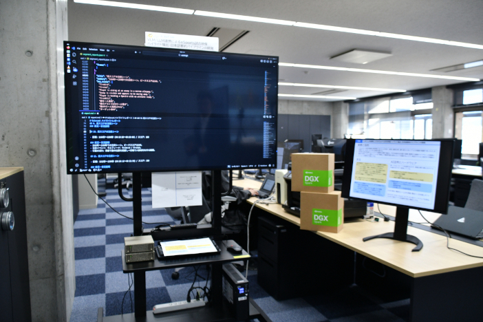 情報工学科 河並崇研究室で行われたNVIDIA DGX Spark を使ったデモ。<br class="hidden-sp">eスポーツの試合映像からローカルAIがハイライトを抽出する。<br class="hidden-sp">NVIDIA DGX Sparkだから可能となった