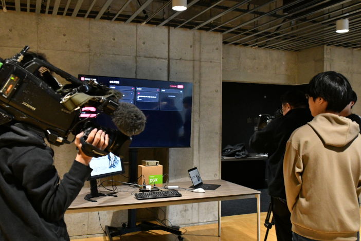 知能情報システム学科 山本知仁研究室ではデータサイエンスプロジェクト「Data Dreamers」の学生がNVIDIA DGX Sparkを使ったデモを実施、報道関係者から注目を集めた