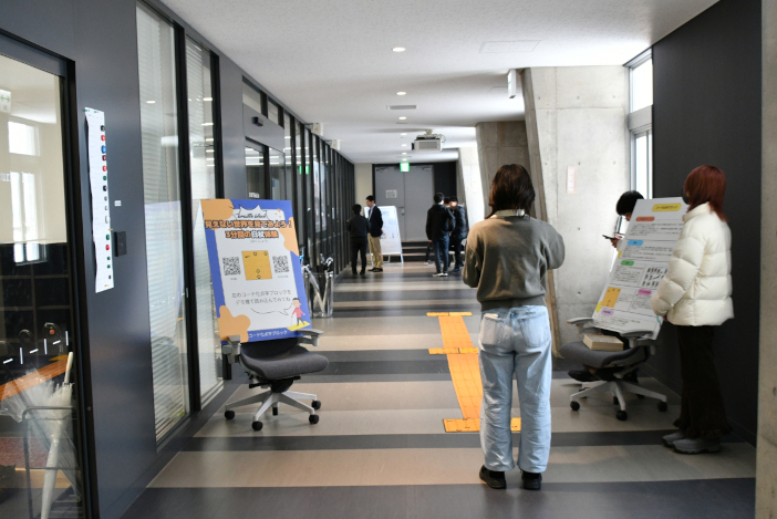 知能情報システム学科 坂本真仁研究室では学生プロジェクトの「インクルーシブ・ディベロッパーズ」がコード化点字ブロックの研究を紹介した