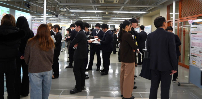 提案発表会は23号館1階　パフォーミングスタジオで行われた