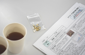 「金箔茶柱入りの加賀棒茶」試作物