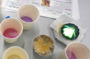 試作された色が変わる和菓子