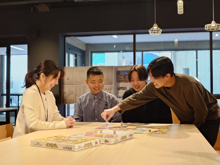 学生自身もお披露目会で初めて完成版すごろくを体験。盛り上がった