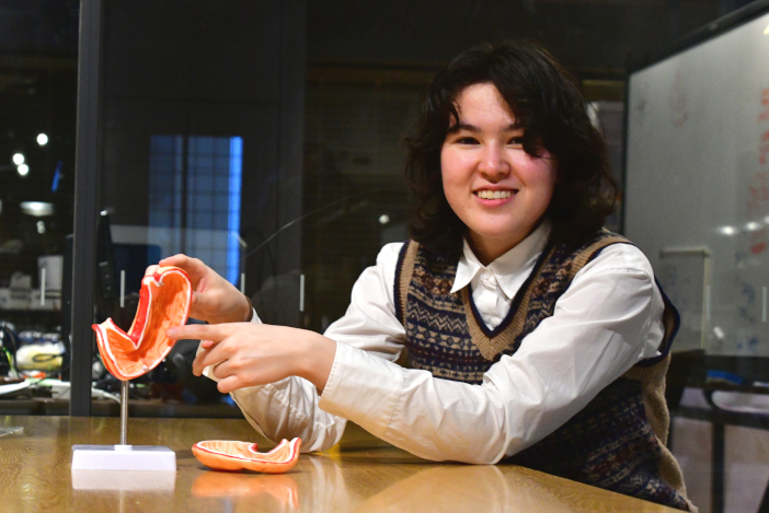 胃がんを摘出後、胃壁を縫う装置の開発に、街道さんは1年生から3年間、取り組んできた