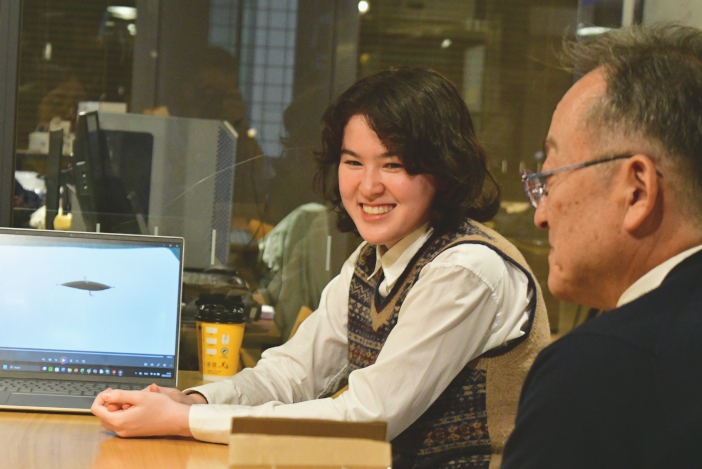 森本教授（写真右）と談笑する街道さん（写真左）