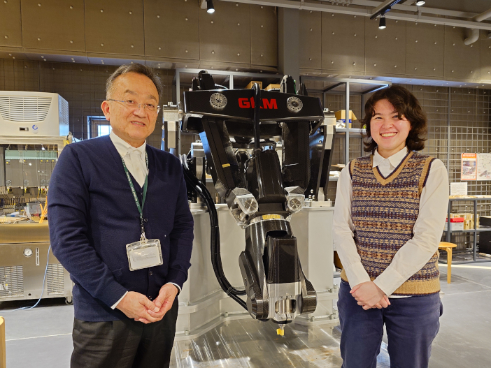 チャレンジラボにある5軸ロボット加工機を前に、森本教授（写真左）、街道さん（写真右）