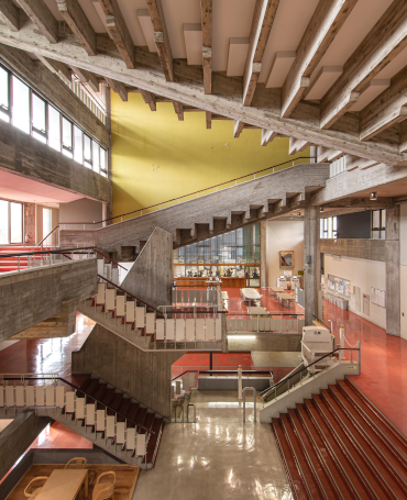 1号館学生ラウンジ吹き抜け(撮影:勝原基貴) 1号館学生ラウンジ吹き抜け(撮影:勝原基貴)