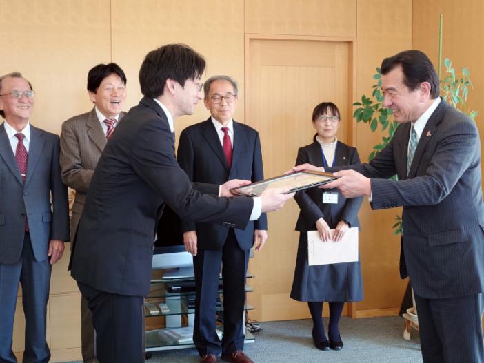 粟市長（写真右）から勝原講師に感謝状が手渡された