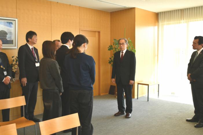 卒業生で、今回の模型での再現を提案した一人でもある竹内豊憲さん（写真中央）は、孫に模型を見せたところ、「おじいちゃんは、こんな立派な学校を出たんだね」と言われたというエピソードを紹介し、声を詰まらせながら感謝の気持ちを伝えた